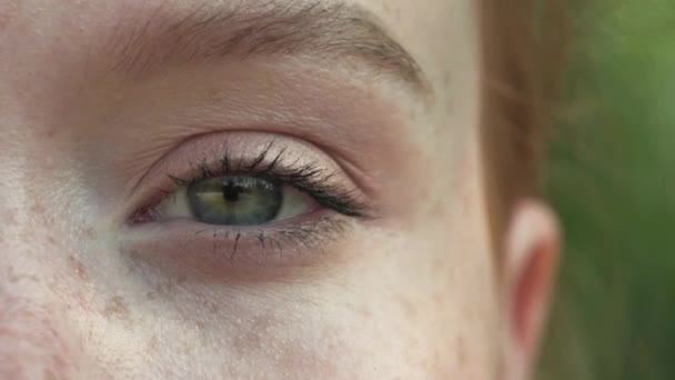 Oko młodej rudowłosej kobiety. Pojęcie zdrowego widzenia. — Wideo stockowe