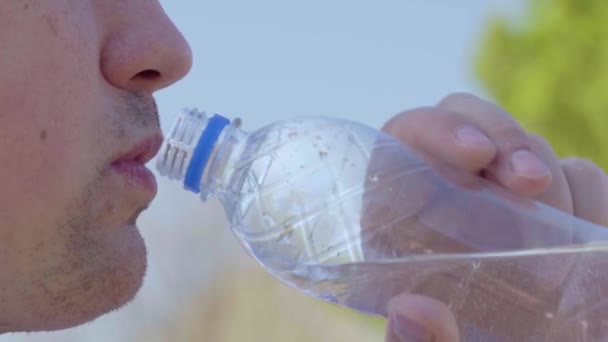 Beba agua limpia de una botella. Apagando la sed. Primer plano — Vídeos de Stock