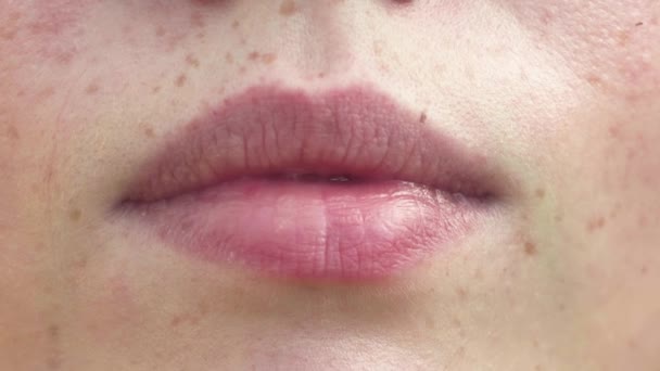 Női ajkak közelről. Érzékenység Női személyiség szeplőkkel. Képfelvétel A szerelem érzése — Stock videók