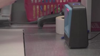 Malları kasada tarıyorum. Süpermarketteki kasiyerin elleri. Mağazadaki kasada tarama aygıtı