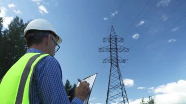 Elektrik mühendisi elektrik hatlarını denetleyerek çalışır.