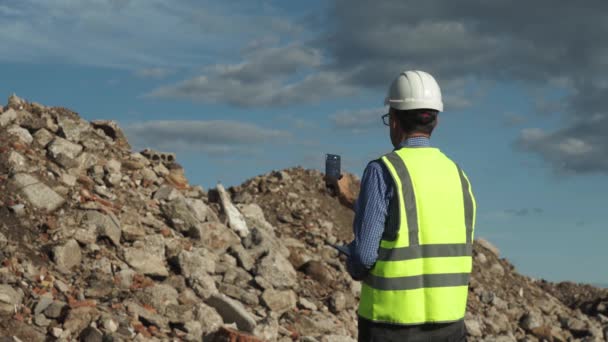 El ingeniero estima la cantidad de residuos de construcción eliminados — Vídeo de stock