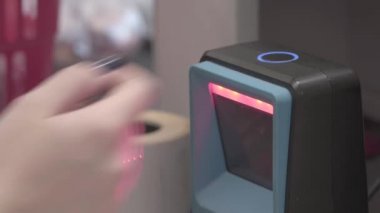 Süpermarketteki kasiyerin elleri. Mağazadaki kasada tarama aygıtı