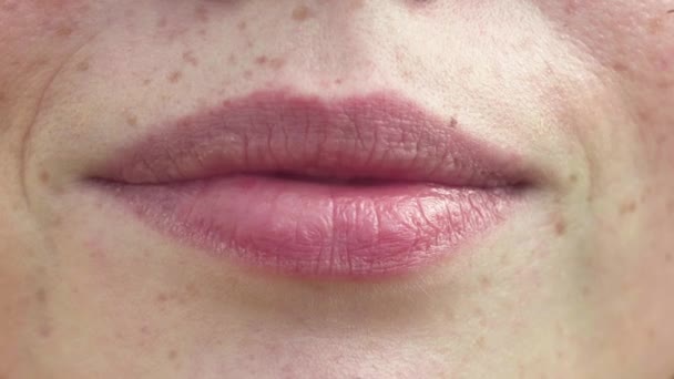 Labios femeninos de cerca. Sensualidad Personalidad femenina con pecas. Filmación Sentimientos de amor — Vídeo de stock