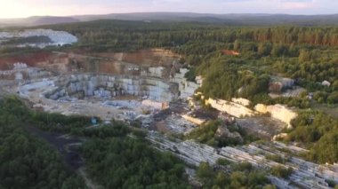 Gün batımında büyük bir mermer ocağının havadan görünüşü