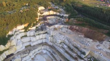 Gün batımında büyük bir mermer ocağının havadan görünüşü