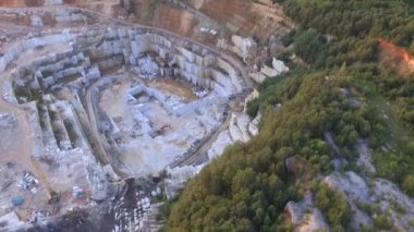 Gün batımında büyük bir mermer ocağının havadan görünüşü