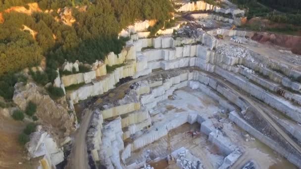 日没時の大きな大理石の採石場の空中ビュー — ストック動画