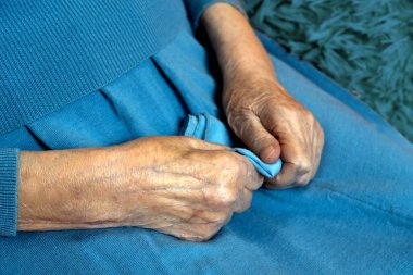 Buruşuk derili çok yaşlı bir kadının elleri. Uzun ömürler. Yaşlıların Yalnızlığı