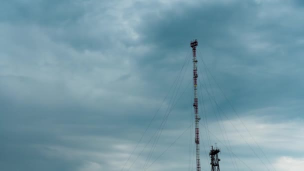 Tour de téléphone portable et ciel pluvieux avec nuages gris, laps de temps. Contexte du ciel et des nuages au-dessus de la tour des opérateurs mobiles — Video