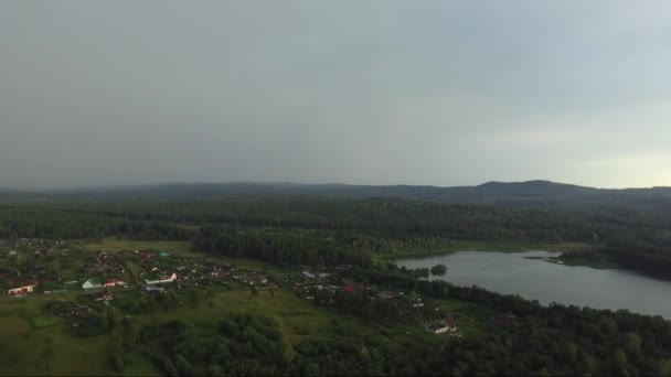 Åskmoln över landskapet. Blixtnedslag slår i marken — Stockvideo