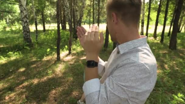 Papá y su hija de cinco años están jugando al escondite en un claro bosque — Vídeo de stock