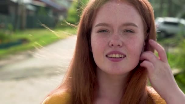 Radosne emocje na twarzy rudej dziewczyny z piegami patrzącej w kamerę — Wideo stockowe
