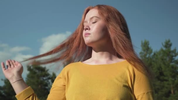Вільне довге природне руде волосся — стокове відео