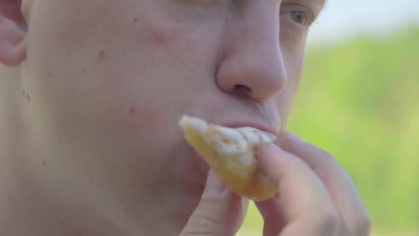 太った男はドーナツを食べています。閉鎖 — ストック動画