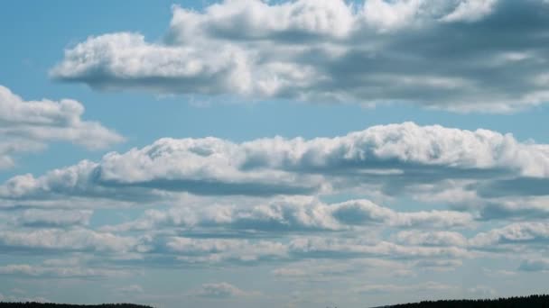 Μπλε ουρανός με σύννεφα που κινούνται cloud cluster. Λήξη χρόνου — Αρχείο Βίντεο