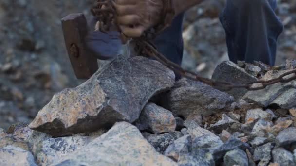 Lo schiavo si è liberato dalle catene che gli legano le mani — Video Stock