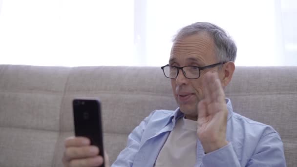 Starší Muž Komunikuje Prostřednictvím Videohovoru Přes Smartphone — Stock video