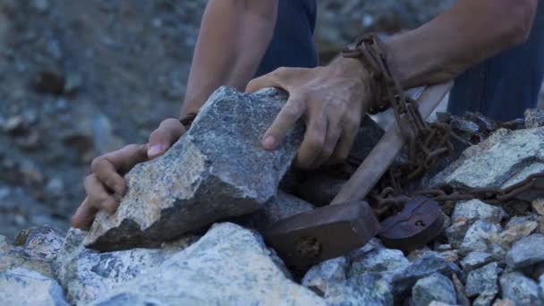 Travail acharné d'un esclave dans une carrière — Video