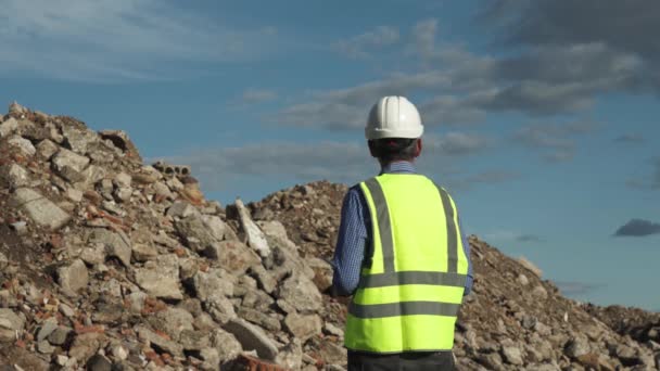 El ingeniero estima la cantidad de residuos de construcción eliminados — Vídeo de stock