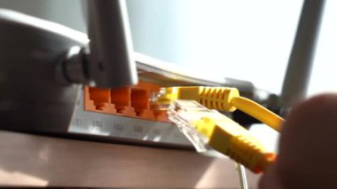 Router 'dan internet kablosu bağlanıyor. İnternete bağlan.