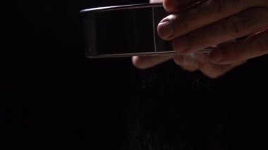 Un ekin. Karanlık bir zeminde Old Hands Eleft Unu. Yakın plan. Ekmek Pişirmek İçin Bir Erkek Un Siftliyor