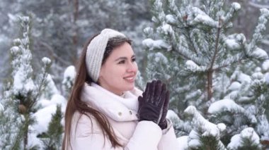 Güzel bir genç kadının portresi.