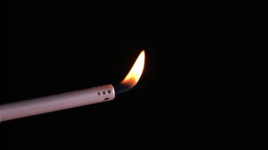 Yakıcı gaz çakmağı Siyah arkaplanda izole edildi