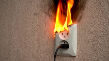 Odadaki duvarda yanan elektrik prizi. Yakın plan..