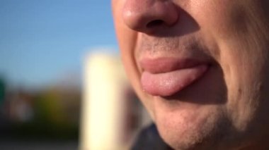 Şişman adam shawarma yiyor..