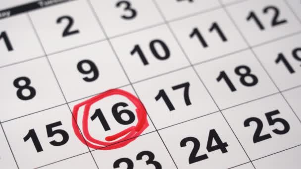De datum wordt gemarkeerd in het rood op de kalender — Stockvideo