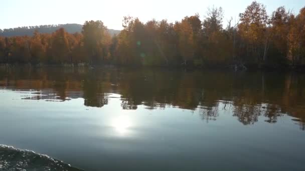Вітрило на приємному човні. Відображення сонця у воді . — стокове відео