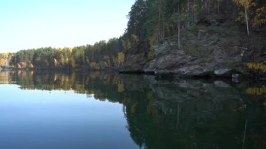 Orman gölünün sakin su yüzeyinin ayna yüzeyi