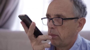 Akıllı telefonuna bir sesli mesaj kaydet. Üst düzey adam sesli mesaj gönderiyor, ses komutlarını kaydetmek ve tanımak için akıllı telefon uygulaması kullanıyor