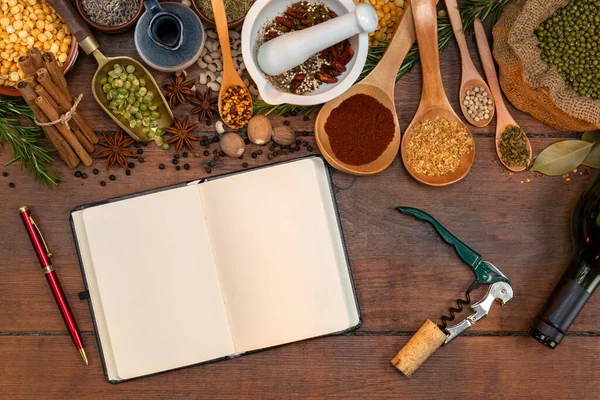 Gewürze Und Kräuter Kochen Mit Platz Für Text Geöffnetem Booklet — Stockfoto