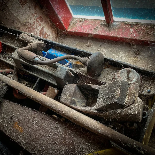 Velhas Ferramentas Abandonadas Galpão Com Muck Teias Aranha — Fotografia de Stock