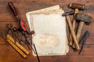 Eski parşömen ve metin için alanı olan ahşap bir arkaplan üzerinde vintage araçlar