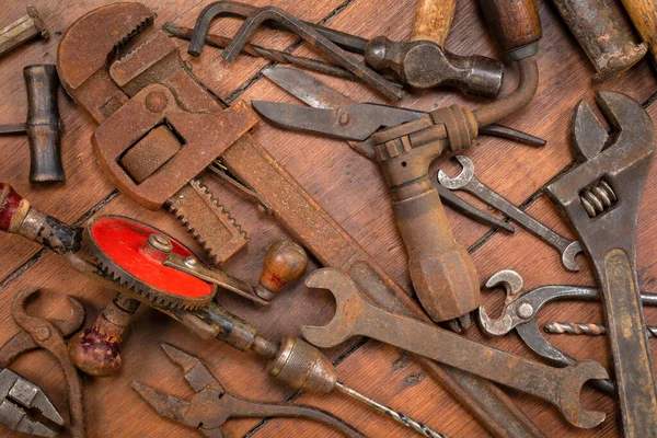 木制底座上的古董工具 — 图库照片