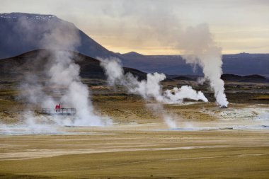 Kuzey İzlanda 'daki Myvatn Gölü yakınlarındaki Namaskard Jeotermal Bölgesi' nde volkanik fümerol..