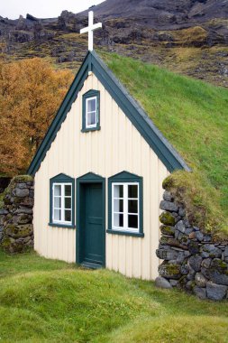 İzlanda 'nın güney kıyısındaki Litlahof' un geleneksel çim çatısına sahip Oraefi Kilisesi
