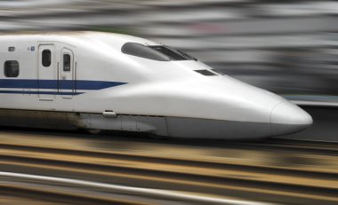 Shinkansen Mermi Treni Tokyo, Japonya 'daki bir tren istasyonundan hızla geçiyor..