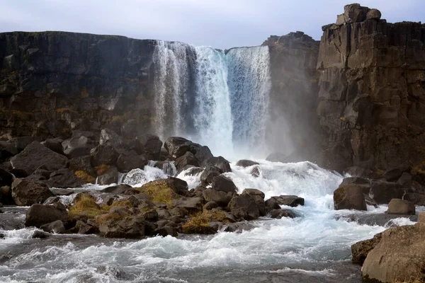 位于冰岛平韦勒裂谷一部分的一条河 由北美和欧洲板块的板块运动引起的 这些板块每年将冰岛的陆地劈开1 5厘米 — 图库照片