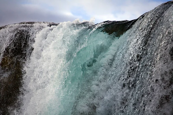 Woda Przepływająca Przez Wodospad Pingvellar Thingvellir Islandii — Zdjęcie stockowe