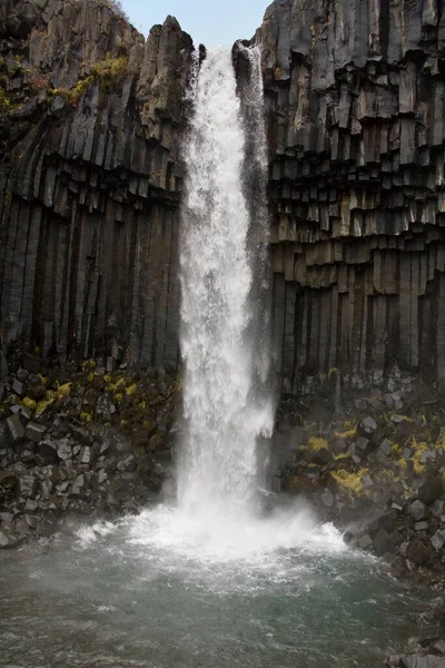 Água Cair Sobre Colunas Basalto Cachoeira Svartifoss Parque Nacional Skaftafell — Fotografia de Stock