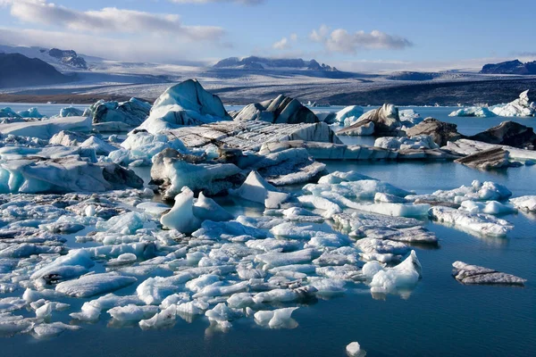 アイスランドの南海岸にあるジョクルサロン氷河のラグーンと氷山 — ストック写真