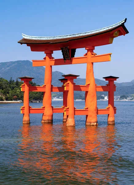 位于日本广岛湾Miyajima岛Itsukushima Shinto神龛的鸟门 教科文组织世界遗产场址 — 图库照片