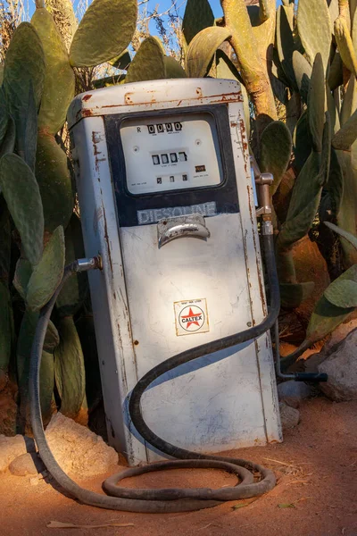 两个Felfontein 纳米比亚 纳米比亚Twyfelfontein附近沙漠中废弃的老式燃料泵 — 图库照片