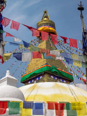Katmandu, Nepal 'deki Boudhanath Budist Stupa' da dua bayrakları.