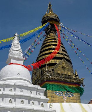 Nepal Katmandu 'daki Swayambhunath Budist Tapınağı. Swayambhunath muhtemelen Budist hac mekanları arasında en kutsalıdır. Tibetliler ve Tibet Budizmi 'nin takipçileri için Boudha' dan sonra ikinci sıradadır. Hindular da buna saygı duyarlar..