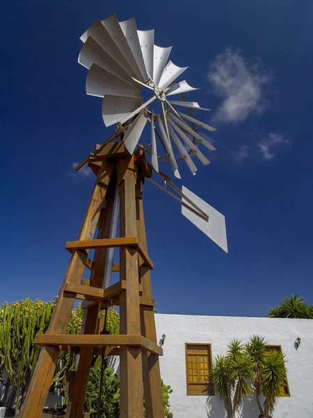 Turbina Eólica Caseira Fora Uma Finca Ilha Fuerteventura Nas Ilhas — Fotografia de Stock